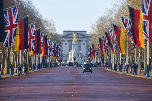 News Bilder des Tages December 2, 2025, London, England, United Kingdom: German flags and Union Jacks line The Mall leading to Buckingham Palace ahead of the State Visit by German president Frank-Walter Steinmeier. London United Kingdom - ZUMAv130 20251202_zip_v130_010 Copyright: xVukxValcicx