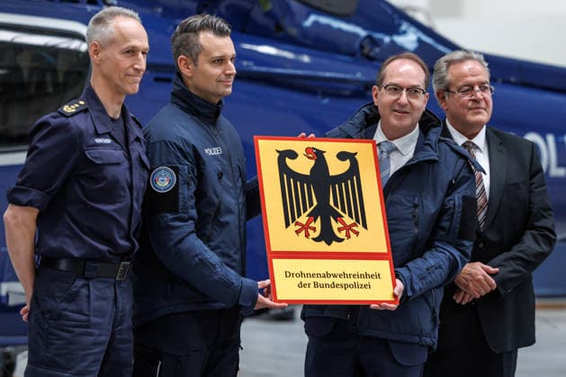 News Bilder des Tages Bundesinnenminister Dobrindt stellt Drohnenabwehreinheit der Bundespolizei in Dienst Bundesinnenminister Dobrindt stellt Drohnenabwehreinheit der Bundespolizei in Dienst am 2.12.2025 bei der Drohnenabwehreinheit der Bundespolizei in Ahrensfelde. Ahrensfelde Ahrensfelde Deutschland Drohnenabwehreinheit der Bundespolizei *** Federal Minister of the Interior Dobrindt puts Federal Police drone defense unit into service Federal Minister of the Interior Dobrindt puts Federal Police drone defense unit into service on 2 12 2025 at the Federal Police drone defense unit in Ahrensfelde Ahrensfelde Ahrensfelde Germany Federal Police drone defense unit