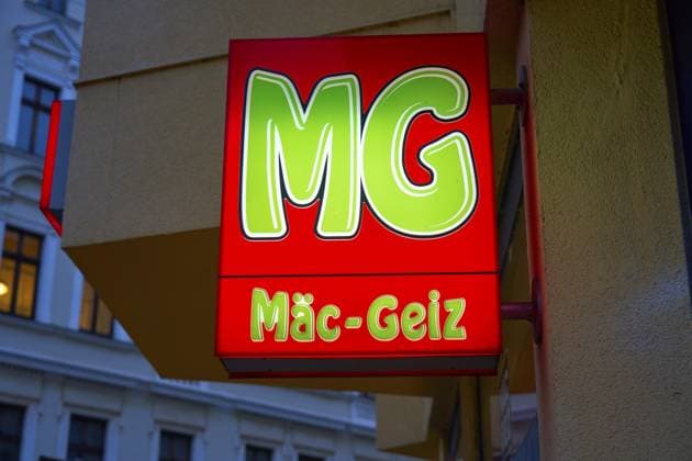 Mäc-Geiz Logo im Dunkeln in Großer Diesdorfer Straße in Magdeburg, Sachsen-Anhalt, Deutschland Mäc-Geiz logo in the dark on Großer Diesdorfer Straße in Magdeburg, Saxony-Anhalt, Germany Copyright: imageBROKER streetxnews iblbee15774865.jpg