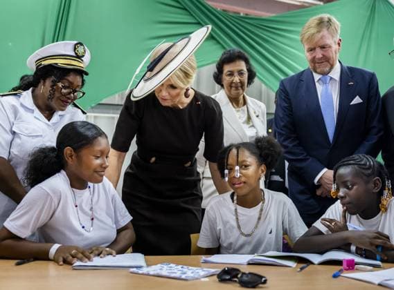 PARAMARIBO - King Willem-Alexander and Queen Maxima speak with children receiving homework support at the community center of the Latour Community Work Foundation (Stibula) in the working-class Latour neighborhood during a three-day state visit to Suriname. ANP POOL REMKO DE WAAL netherlands out - belgium out  Copyright: xx x543690905x originalFilename: 543690905.jpg