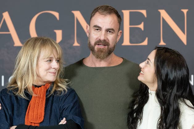 Fragmentos - Photocall in Madrid, Spain - 02 Dec 2025 Actress Emma Suárez (L), director Horacio Alcalá (C) and actress Asia Ortega (R) attend the Fragmentos photocall at Cines Renoir Princesa. Madrid Spain Copyright: xAtilanoxGarciax xSOPAxImagesx photo02053