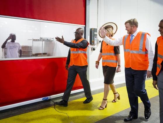 PARAMARIBO - King Willem-Alexander and Queen Maxima are given a tour of the Fernandes family business s bottling plant, where Suriname s most famous drink is bottled. The royal couple was on a three-day state visit to Suriname. ANP REMKO DE WAAL netherlands out - belgium out  Copyright: xx x543692607x originalFilename: 543692607.jpg