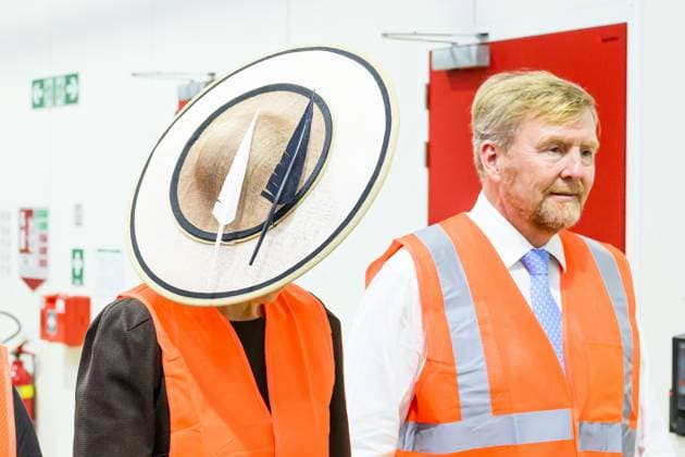 Paramaribo, The Netherlands, 2025-12-02 14:16:56 PARAMARIBO, December 2, 2025, Fernandes. King Willem-Alexander and Queen Maxima are paying a state visit to the Republic of Suriname at the invitation of President Jennifer Geerlings-Simons. At the Fernandes family business s bottling plant, King Willem-Alexander and Queen Maxima will be given a tour of the modern facility, where they will be given an explanation of the bottling process for Suriname s most famous drink. PHOTO: NLBeeld Patrick van Emst Credit: NL Beeld Patrick van Emst  Copyright: xx x