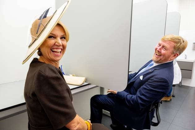 Paramaribo, The Netherlands, 2025-12-02 14:27:28 PARAMARIBO, December 2, 2025, Fernandes. King Willem-Alexander and Queen Maxima are paying a state visit to the Republic of Suriname at the invitation of President Jennifer Geerlings-Simons. At the Fernandes family business s bottling plant, King Willem-Alexander and Queen Maxima will be given a tour of the modern facility, where they will be given an explanation of the bottling process for Suriname s most famous drink. PHOTO: NLBeeld POOL Mischa Schoemaker Credit: NL Beeld Patrick van Emst  Copyright: xx x