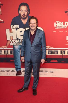 Charly Huebner at the öDer Held vom Bahnhof Friedrichstrasse cinema premiere on 2 12 2025 at the Delphi Filmpalast in Berlin Der Held vom Bahnhof Friedrichstrasse film premiere in Berlin