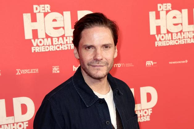 Daniel Bruehl at the öDer Held vom Bahnhof Friedrichstrasse cinema premiere on 2 12 2025 at the Delphi Filmpalast in Berlin Der Held vom Bahnhof Friedrichstrasse film premiere in Berlin
