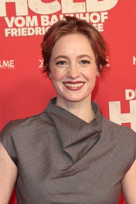 Leonie Benesch at the öDer Held vom Bahnhof Friedrichstrasse cinema premiere on 2 12 2025 at the Delphi Filmpalast in Berlin Der Held vom Bahnhof Friedrichstrasse film premiere in Berlin