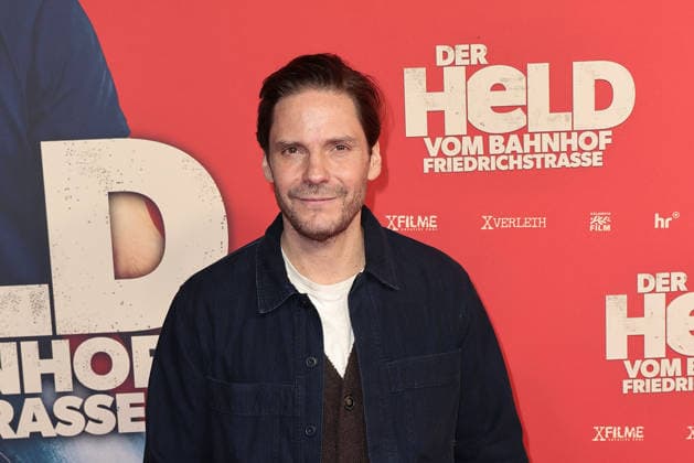 Daniel Bruehl at the öDer Held vom Bahnhof Friedrichstrasse cinema premiere on 2 12 2025 at the Delphi Filmpalast in Berlin Der Held vom Bahnhof Friedrichstrasse film premiere in Berlin