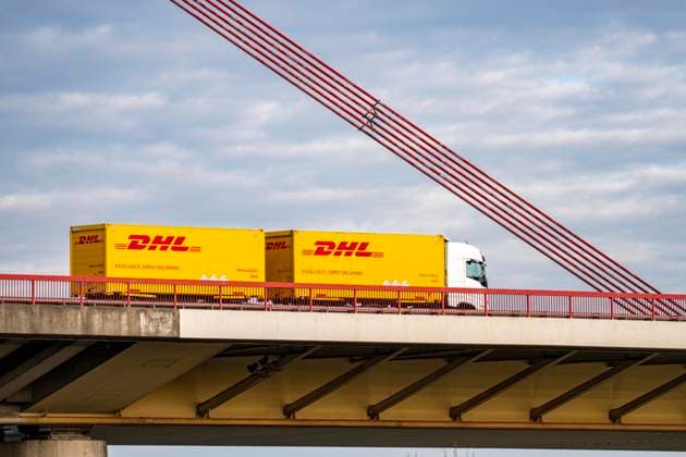 Lastwagen, LKW mit Anhänger, des Logistik Unternehmens DHL, Kurierunternehmen, Paketzustellungen, A42 Brücke über den Rhein bei Duisburg-Beeckerwerth, LKW Vekehr *** Truck, truck with trailer, of the logistics company DHL, courier company, parcel deliveries, A42 bridge over the Rhine near Duisburg Beeckerwerth, truck traffic