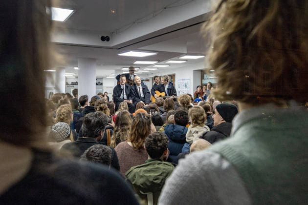 Kraftklub give a surprise concert in Bonn laundrette 02 12 25 The band Kraftklub played a spontaneous acoustic set in the Eco Express laundrette in Franzstraße in Bonn early on Tuesday evening They performed on the washing machines in front of around 100 fans and then gave a short autograph session The gig was t Copyright: xBonn.digitalx