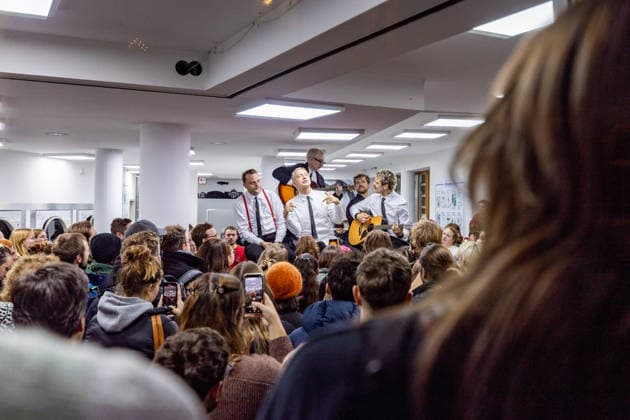 Kraftklub give a surprise concert in Bonn laundrette 02 12 25 The band Kraftklub played a spontaneous acoustic set in the Eco Express laundrette in Franzstraße in Bonn early on Tuesday evening They performed on the washing machines in front of around 100 fans and then gave a short autograph session The gig was t Copyright: xBonn.digitalx