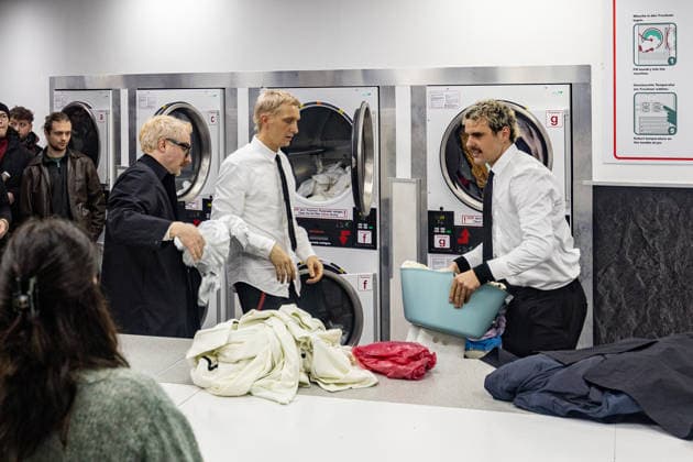 Kraftklub give a surprise concert in Bonn laundrette 02 12 25 Steffen Israel, Felix Kummer and Karl Schumann at the dryer The band Kraftklub played a spontaneous acoustic set in the Eco Express laundrette in Franzstraße in Bonn early Tuesday evening In Copyright: xBonn.digitalx