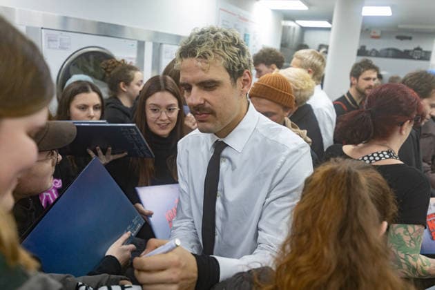 Kraftklub give a surprise concert in Bonn laundrette 02 12 25 Karl SCHUMANN signs autographs The band Kraftklub played a spontaneous acoustic set in the Eco Express laundrette in Franzstraße in Bonn early on Tuesday evening In front of around 100 fans, they performed on the washin Copyright: xBonn.digitalx