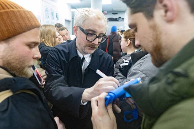 Kraftklub give a surprise concert in Bonn laundrette 02 12 25 Steffen ISRAEL gives autographs The band Kraftklub played a spontaneous acoustic set in the Eco Express laundrette in Franzstraße in Bonn early Tuesday evening In front of around 100 fans, they performed on the washing Copyright: xBonn.digitalx