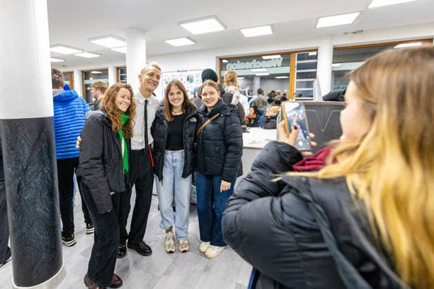 Kraftklub give a surprise concert in Bonn laundrette 02 12 25 Felix KUMMER taking a selfie with fans The band Kraftklub played a spontaneous acoustic set at the Eco Express laundrette on Franzstraße in Bonn early on Tuesday evening In front of around 100 fans, they perfor Copyright: xBonn.digitalx