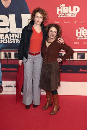 Adina Vetter and Adriana Altarar at the Der Held vom Bahnhof Friedrichstrasse movie premiere on 2 12 2025 at the Delphi Filmpalast in Berlin Der Held vom Bahnhof Friedrichstrasse movie premiere in Berlin