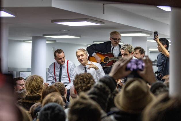 Kraftklub give a surprise concert in Bonn launderette 02 12 25 Till BRUMMER, Steffen ISRAEL, Felix KUMMER, Karl SCHUMANN, Max MARSCHK The band Kraftklub played a spontaneous acoustic set in the Eco Express launderette in Franzstraße in Bon Copyright: xBonn.digitalx