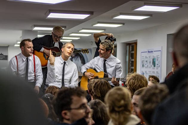 Kraftklub gives surprise concert in Bonn launderette 02 12 25 Till BRUMMER, Steffen ISRAEL, Felix KUMMER, Karl SCHUMANN The band Kraftklub played a spontaneous acoustic set at the Eco Express launderette in Franzstraße in Bonn early Tuesday evening In f Copyright: xBonn.digitalx