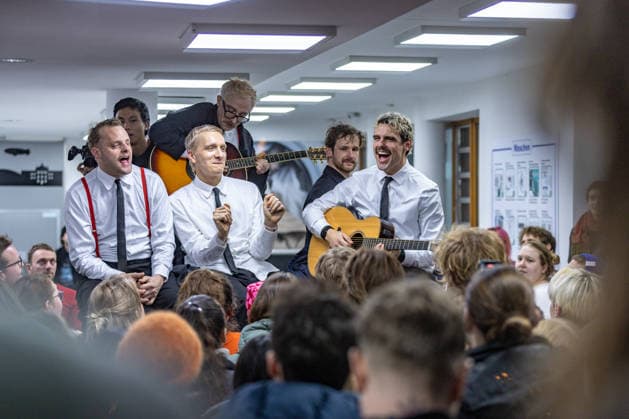 Kraftklub give a surprise concert in Bonn launderette 02 12 25 Till BRUMMER, Steffen ISRAEL, Felix KUMMER, Max MARSCHK, Karl SCHUMANN The band Kraftklub played a spontaneous acoustic set in the Eco Express launderette in Franzstraße in Bonn Copyright: xBonn.digitalx