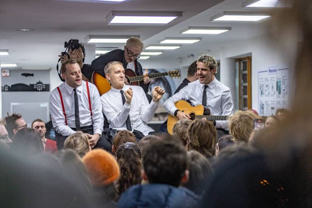 Kraftklub gives surprise concert in Bonn launderette 02 12 25 Till BRUMMER, Steffen ISRAEL, Felix KUMMER, Karl SCHUMANN The band Kraftklub played a spontaneous acoustic set at the Eco Express launderette in Franzstraße in Bonn early Tuesday evening In f Copyright: xBonn.digitalx