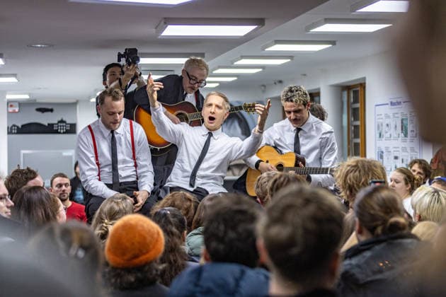 Kraftklub gives surprise concert in Bonn launderette 02 12 25 Till BRUMMER, Steffen ISRAEL, Felix KUMMER, Karl SCHUMANN The band Kraftklub played a spontaneous acoustic set at the Eco Express launderette in Franzstraße in Bonn early Tuesday evening In f Copyright: xBonn.digitalx