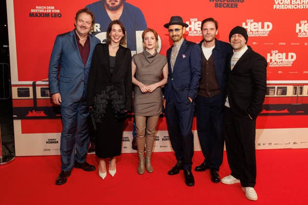 Premiere Der Held vom Bahnhof Friedrichstrasse Charly Hübner, Christiane Paul, Leonie Benesch, Leon Ullrich, Daniel Brühl and Jürgen Vogel at the premiere of Der Held vom Bahnhof Friedrichstrasse at the Delphi Filmpalast on 02 12 2025 in Berlin Copyright: xEventpressxKochanx