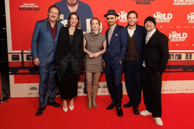 Premiere Der Held vom Bahnhof Friedrichstrasse Charly Hübner, Christiane Paul, Leonie Benesch, Leon Ullrich, Daniel Brühl and Jürgen Vogel at the premiere of Der Held vom Bahnhof Friedrichstrasse at the Delphi Filmpalast on 02 12 2025 in Berlin Copyright: xEventpressxKochanx