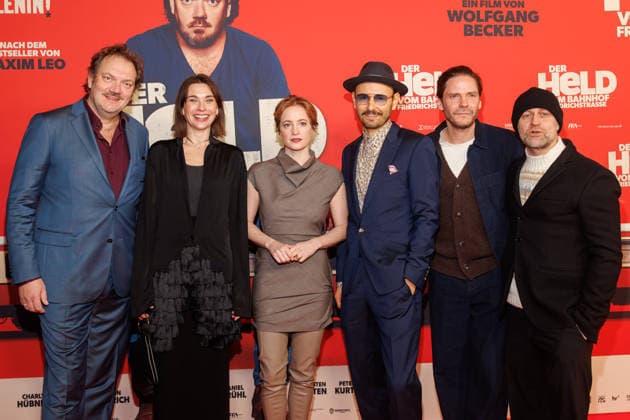 Premiere Der Held vom Bahnhof Friedrichstrasse Charly Hübner, Christiane Paul, Leonie Benesch, Leon Ullrich, Daniel Brühl and Jürgen Vogel at the premiere of Der Held vom Bahnhof Friedrichstrasse at the Delphi Filmpalast on 02 12 2025 in Berlin Copyright: xEventpressxKochanx