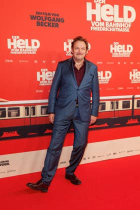 Premiere of Der Held vom Bahnhof Friedrichstrasse Charly Hübner at the premiere of Der Held vom Bahnhof Friedrichstrasse at Delphi Filmpalast on 02 12 2025 in Berlin Copyright: xEventpressxKochanx