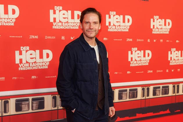Premiere Der Held vom Bahnhof Friedrichstrasse Daniel Brühl at the premiere of Der Held vom Bahnhof Friedrichstrasse at Delphi Filmpalast on 02 12 2025 in Berlin Copyright: xEventpressxKochanx