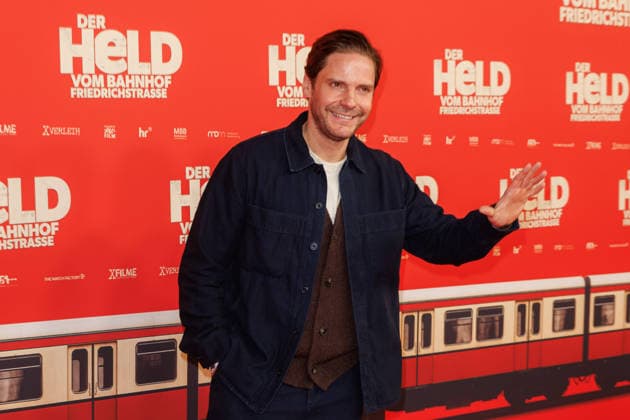 Premiere Der Held vom Bahnhof Friedrichstrasse Daniel Brühl at the premiere of Der Held vom Bahnhof Friedrichstrasse at Delphi Filmpalast on 02 12 2025 in Berlin Copyright: xEventpressxKochanx