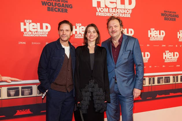 Premiere Der Held vom Bahnhof Friedrichstrasse Daniel Brühl, Christiane Paul and Charly Hübner at the premiere of Der Held vom Bahnhof Friedrichstrasse at the Delphi Filmpalast on 02 12 2025 in Berlin Copyright: xEventpressxKochanx