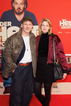 Premiere of Der Held vom Bahnhof Friedrichstrasse Hendrik Duryn and Rike Schmid at the premiere of Der Held vom Bahnhof Friedrichstrasse at the Delphi Filmpalast on 02 12 2025 in Berlin Copyright: xEventpressxKochanx