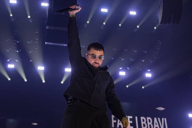 Music Concert - Coez - Live 2025 Silvano Albanese, aka Coez, performs on stage during his second concert at the Unipol Forum. during Coez - Live 2025, Music Concert in Milano, Italy, December 02 2025 Milano Unipol Forum Italy Copyright: xLucaxMichelix xLiveMediax LPM_2174517