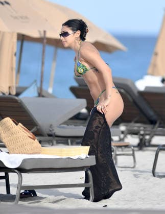 Chantel Jeffries and friend spotted sunbathing in Miami Beach during Art Basel Featuring: Chantel Jeffries Where: Miami, Florida, United States When: 02 Dec 2025 Credit: Robert O Neil INSTARimages EDITORIAL USE ONLY. NOT FOR USE BY NEWSPAPERS BASED IN THE UK. Copyright: xx instar55309638