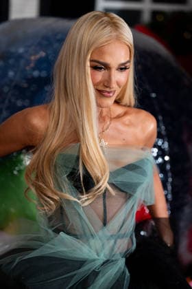 Gwen Stefani, who wrote the soundtrack for Oh. What. Fun., arrives at the movie s premiere on Tuesday, Dec. 2, 2025. The movie starring Michelle Pfeiffer will be available for streaming on Amazon Prime starting December 3.  NYP20251202923 ANGELINAxKATSANIS
