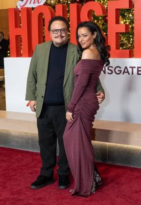 December 2, 2025, Bronx, New York, USA: Adrian Martinez and Sarah Cooper attend premiere of The Housemaid at BNP Paribas atrium in New York, NY on December 2, 2025. Bronx USA - ZUMAr339 20251202_znp_r339_033 Copyright: xLevxRadinx