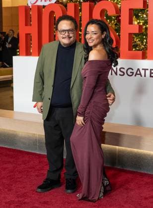 December 2, 2025, Bronx, New York, USA: Adrian Martinez and Sarah Cooper attend premiere of The Housemaid at BNP Paribas atrium in New York, NY on December 2, 2025. Bronx USA - ZUMAr339 20251202_znp_r339_034 Copyright: xLevxRadinx