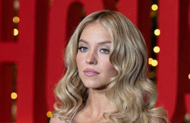 December 2, 2025, Bronx, New York, USA: Sydney Sweeney wearing dress by Miu Miu attends premiere of The Housemaid at BNP Paribas atrium in New York, NY on December 2, 2025. Bronx USA - ZUMAr339 20251202_znp_r339_041 Copyright: xLevxRadinx