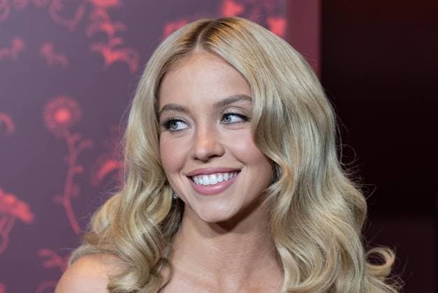 December 2, 2025, Bronx, New York, USA: Sydney Sweeney wearing dress by Miu Miu attends premiere of The Housemaid at BNP Paribas atrium in New York, NY on December 2, 2025. Bronx USA - ZUMAr339 20251202_znp_r339_074 Copyright: xLevxRadinx