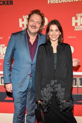 ABBberlin: Charly Hübner Huebner Christiane Paul Schauspieler zu Gast auf dem roten Teppich bei der Kino Weltpremiere des Films DER HELD VOM BAHNHOF FRIEDRICHSTRASSE im Delphi Filmpalast Berlin am 02.12.2025 Berlin Deutschland *** ABBberlin Charly Hübner Huebner Christiane Paul Actors on the red carpet at the world premiere of the movie DER HELD VOM BAHNHOF FRIEDRICHSTRASSE at Delphi Filmpalast Berlin on 02 12 2025 Berlin Germany