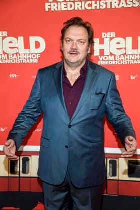 ABBberlin Charly Hübner Huebner actor as guest on the red carpet at the world premiere of the movie DER HELD VOM BAHNHOF FRIEDRICHSTRASSE at Delphi Filmpalast Berlin on 02 12 2025 Berlin Germany
