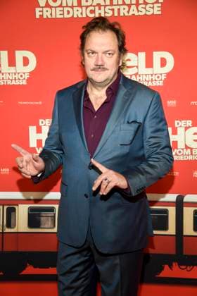 ABBberlin Charly Hübner Huebner actor as guest on the red carpet at the world premiere of the movie DER HELD VOM BAHNHOF FRIEDRICHSTRASSE at Delphi Filmpalast Berlin on 02 12 2025 Berlin Germany