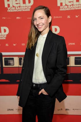 ABBberlin Katharina Schüttler Schuettler Actress on the red carpet at the world premiere of the movie DER HELD VOM BAHNHOF FRIEDRICHSTRASSE at Delphi Filmpalast Berlin on 02 12 2025 Berlin Germany