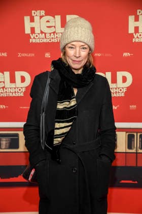 ABBberlin Jenny Schily with cap as guest on the red carpet at the world premiere of the movie DER HELD VOM BAHNHOF FRIEDRICHSTRASSE at Delphi Filmpalast Berlin on 02 12 2025 Berlin Germany