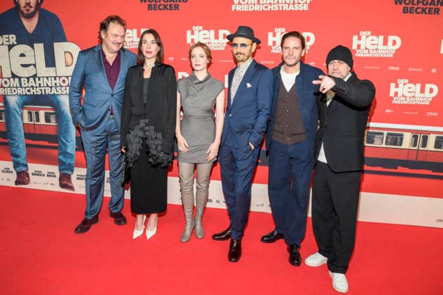 ABBberlin Charly Huebner, Christiane Paul, Leonie Benesch, Leon Ullrich, Daniel Bruehl and Juergen Vogel as guests on the red carpet at the world premiere of the movie DER HELD VOM BAHNHOF FRIEDRICHSTRASSE at Delphi Filmpalast Berlin on 02 12 2025 Berlin Germany