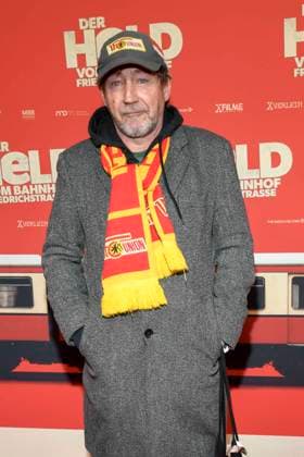 ABBberlin Thorsten Merten actor Union Berlin scarf and cap as a guest on the red carpet at the world premiere of the movie DER HELD VOM BAHNHOF FRIEDRICHSTRASSE at Delphi Filmpalast Berlin on 02 12 2025 Berlin Germany