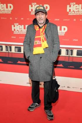 ABBberlin Thorsten Merten actor Union Berlin scarf and cap as a guest on the red carpet at the world premiere of the movie DER HELD VOM BAHNHOF FRIEDRICHSTRASSE at Delphi Filmpalast Berlin on 02 12 2025 Berlin Germany