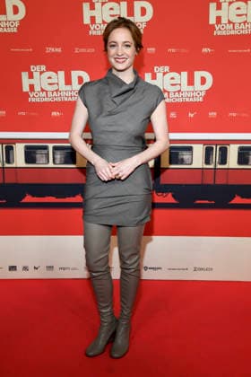 ABBberlin Leonie Benesch actress on the red carpet at the world premiere of the movie DER HELD VOM BAHNHOF FRIEDRICHSTRASSE at Delphi Filmpalast Berlin on 02 12 2025 Berlin Germany