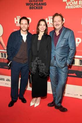 ABBberlin Daniel Brühl Bruehl Christiane Paul and Charly Hübner Huebner Actors on the red carpet at the world premiere of the movie DER HELD VOM BAHNHOF FRIEDRICHSTRASSE at Delphi Filmpalast Berlin on 02 12 2025 Berlin Germany